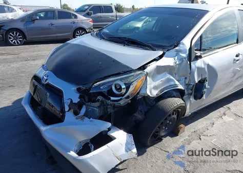 2015 Toyota Prius C Four/One/Three/Two из США, поврежденный, VIN JTDKDTB32F1582403